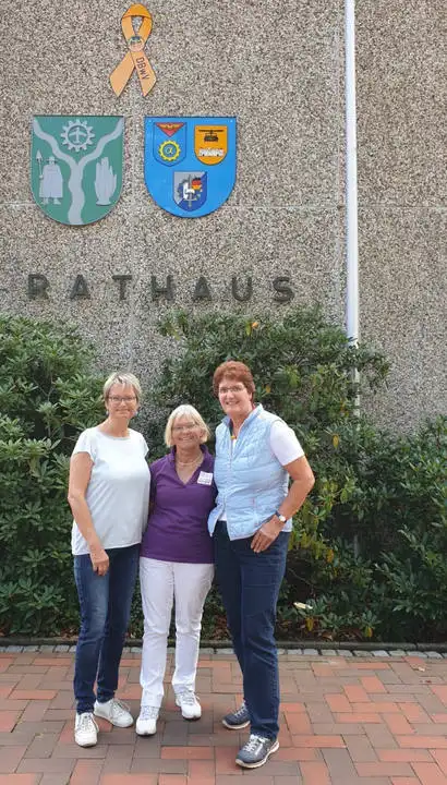 Die Gewinnerin Frau Zöllner (links) mit ihrer Reisebegleitung und Frau Ilona Kellmann vor dem Faßberger Rathaus